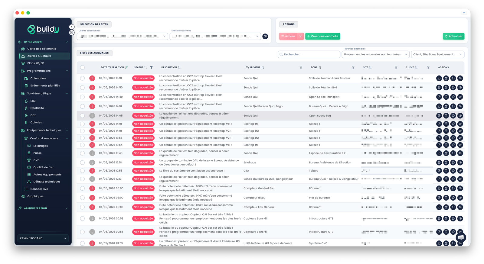 Console d'alarmes Hyperveez : vue consolidée multi-sites avec filtres par site, équipement et niveau de criticité.